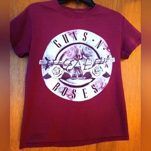 LADIES GUNS N ROSES MAROON COLORED T-SHIRT. SIZE SMALL EUC